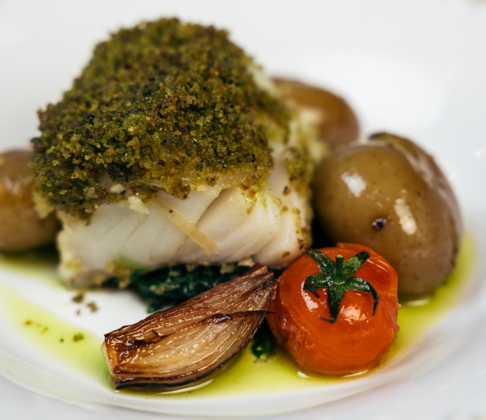 Bacalhau com Crosta de Broa em Cama de Batata e Espinafres
