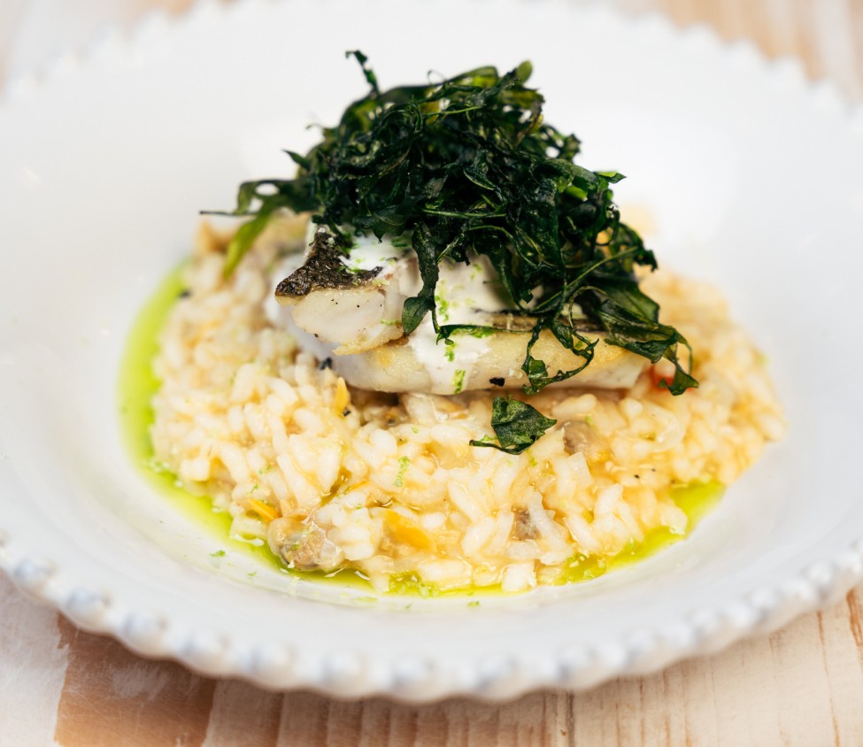 Robalo com Arroz Caldoso de Bivales e Rúcula Crocante