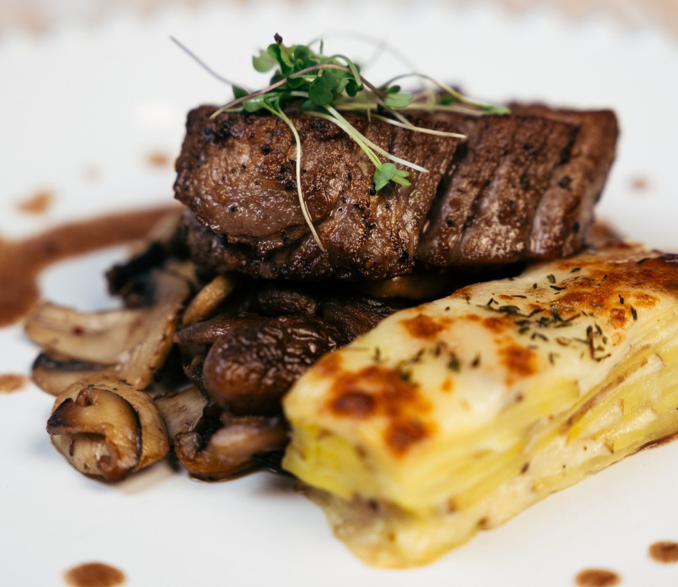  Filé Mignon com Gratinado de Batata, Cogumelos Silvestres e jus de Carne